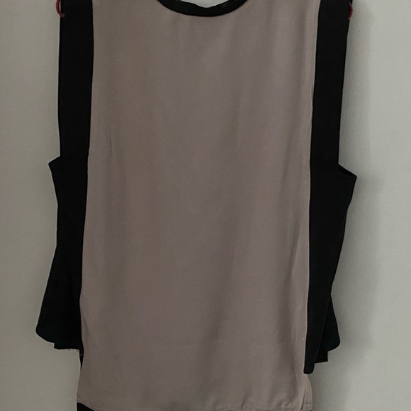 A floral white and black top - Picture 2 of 3